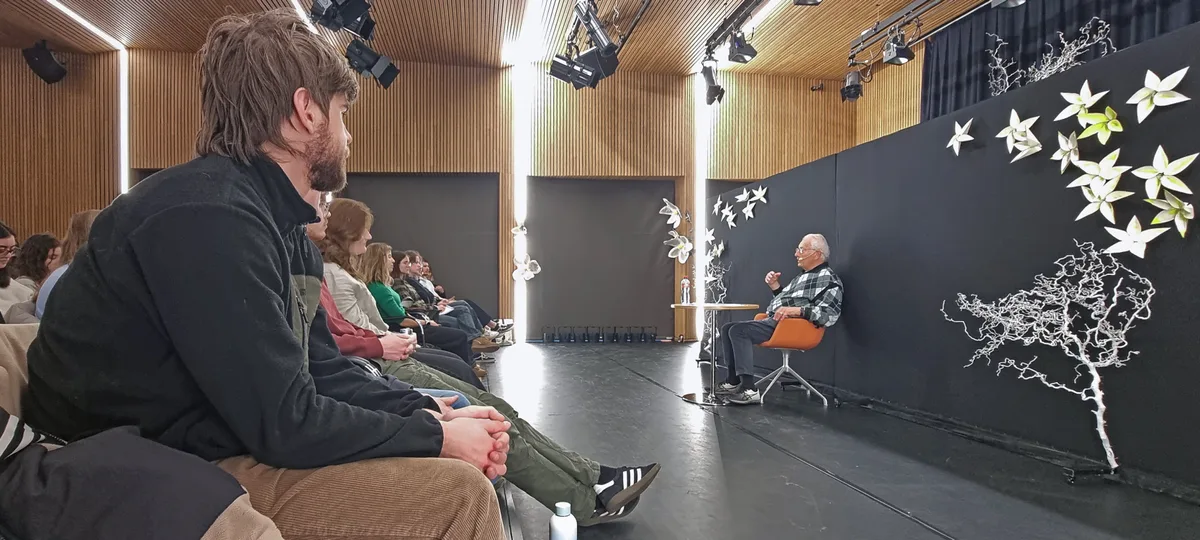 Die Schülerinnen und Schüler nutzen die Möglichkeit, ihre Fragen zu stellen. Holocaust-Zeitzeuge hält Vortrag im Bildungszentrum in Uster.
